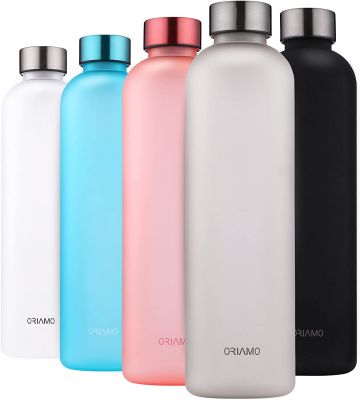 ORIAMO® Trinkflasche 1l - auslaufsicher, Kohlensäure geeignet - motivierende Zeitmarkierung als Trinkerinnerung - Wasserflasche aus Tritan für Sport, Fitness, Büro und für Unterwegs